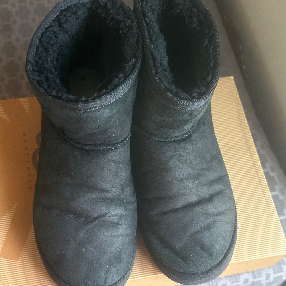 UGG Classic Mini Boots Black Women’s Size 8 Shearling Lined - Picture 16 of 16